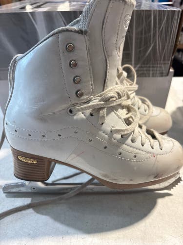 Jackson Ultima Figure Skates B Adult 6 (Used)