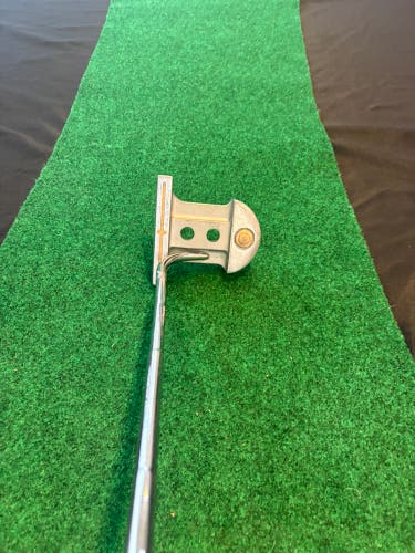 Golf putter: Unisex Mg Golf Right Handed Putter 35" (Used)