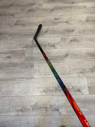 Senior Bauer Vapor Flylite Right Handed Hockey Stick toe curve 77 Flex Pro Stock (Used)