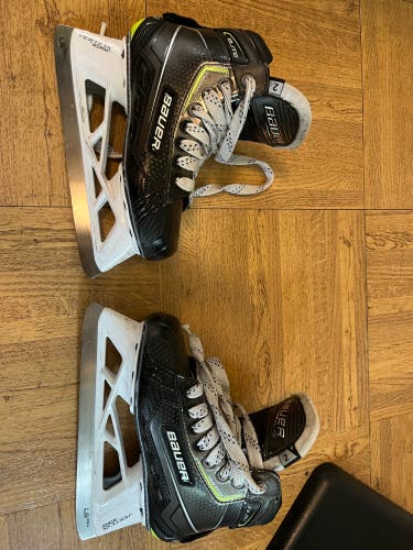 Bauer Elite Hockey Goalie Skates Size 2 (Used)