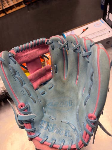 Wilson A2000 RH Infield Baseball Glove 11.5" (Used)