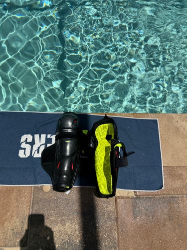 Junior Bauer Vapor Fly40 12" Shin Pads (Used)