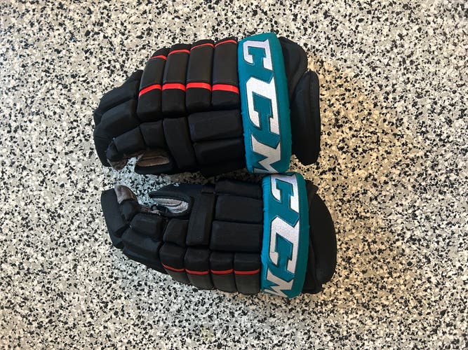 Kelowna Rockets Gloves CCM Tacks 4 Roll Pro 2 Gloves 15" Pro Stock (Used)