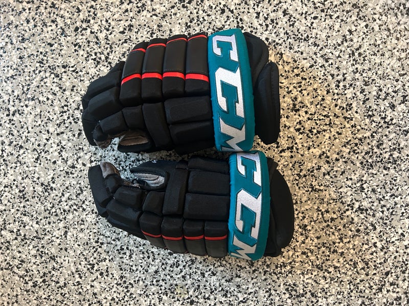 Kelowna Rockets Gloves CCM Tacks 4 Roll Pro 2 Gloves 15" Pro Stock (Used)