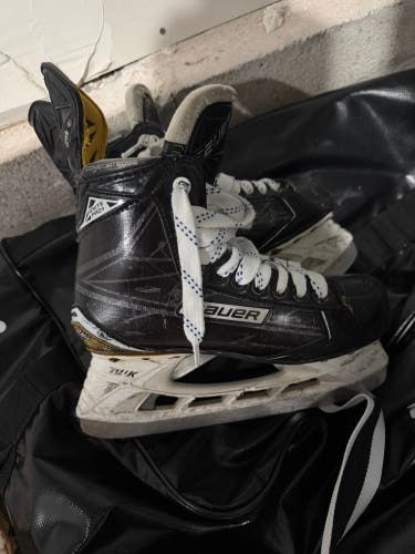 Black Bauer Supreme Hockey Skates Regular Width Size 5.5 (Used)
