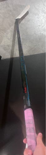 Senior CCM Vizion Right Handed Hockey Stick P28 75 Flex (Used)