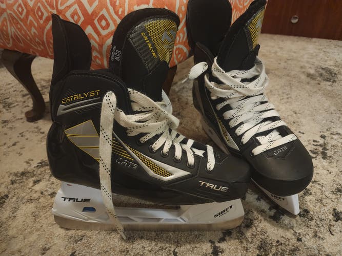 2022 True Catalyst 5 Hockey Skates Wide Width 8.5 (Used)