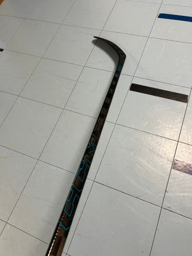Senior CCM Vizion Right Handed Hockey Stick P28 75 Flex (New)