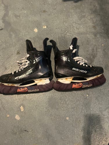 2023 Bauer Vapor Hyperlite 2 Hockey Skates Regular Width 10 (Used)