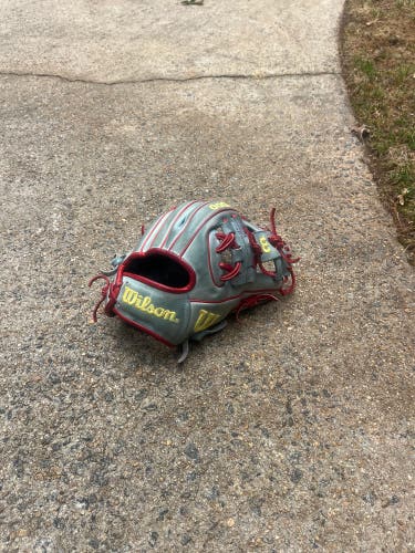 Wilson A2000 RH Infield Baseball Glove 11.5" (Used)
