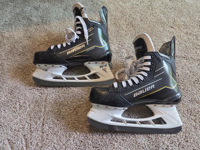 Black Bauer Supreme M40 Hockey Skates 8.5 (Used)
