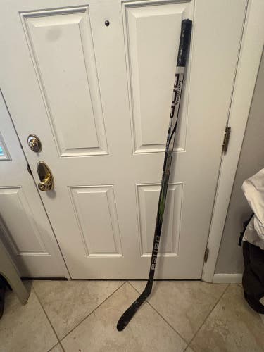 Intermediate Bauer Vapor Hyperlite 2 Right Handed Hockey Stick P28 50 Flex (Used)
