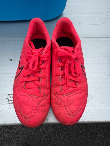 Pink Kids 3.5Y (Big Kids / Youth) Nike Tiempo legend Cleats (Used)