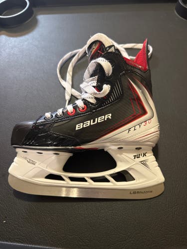 Black 2026 Bauer Vapor Fly30 Hockey Skates Regular Width Size 2.5 (Used)