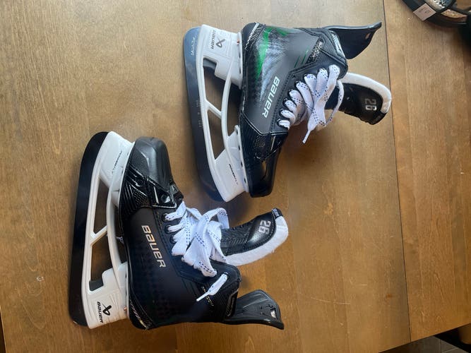 Black 2024 Bauer Supreme Shadow Hockey Skates 6.5 (Used)