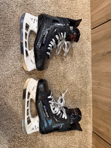 Bauer Supreme Mach Hockey Skates Size 4 (Used)