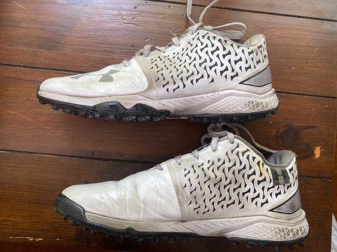 White Unisex Size M 9.5 (W 10.5) Adult Under Armour Mid Top Turf Cleats (Used)