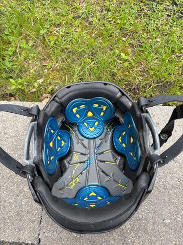 Medium Bauer Re-Akt Helmet (Used)