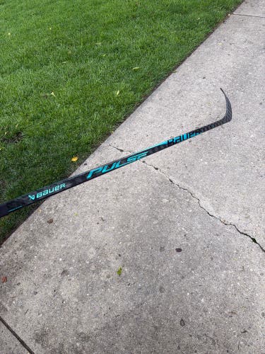 Senior Bauer Pulse Right Handed Hockey Stick P28 77 Flex (Used)