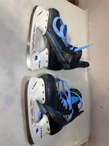 2021 True TF7 Hockey Skates Regular Width Size 2.5 (Used)