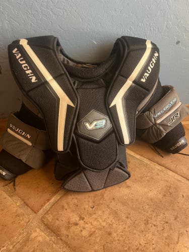 Medium Vaughn Velocity V9 Goalie Chest Protector (Used)M/L