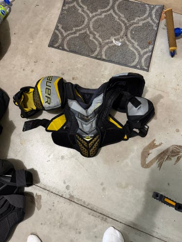 Small Senior Bauer Supreme TotalOne NXG Shoulder Pads (Used)