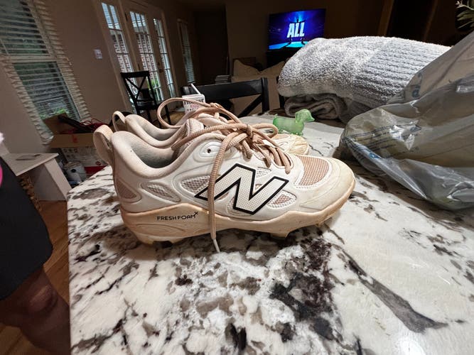 White Women's Size 7.0 New Balance Mid Top Molded Cleats (Used)