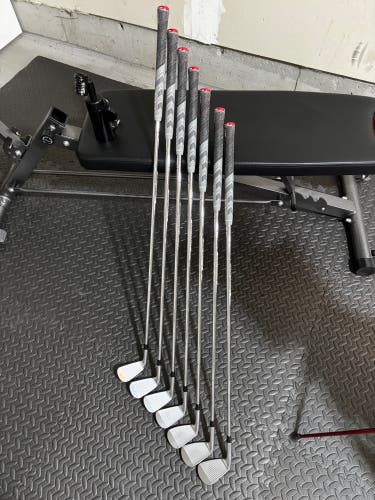 Men's 2018 Titleist 718 CB/MB Right Handed Iron Set Extra Stiff (Used)