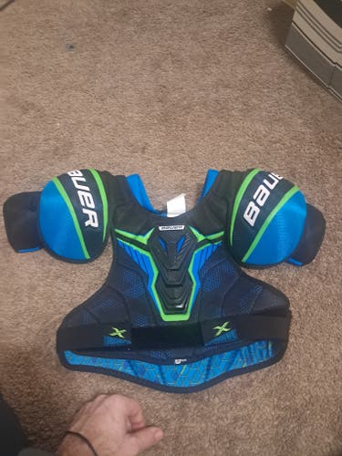 Medium Junior Bauer X Shoulder Pads (Used)