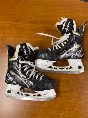 Intermediate CCM AS-V Hockey Skates Size 5 (Used)