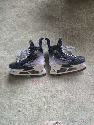 2024 Bauer Vapor Hyperlite 2 Hockey Skates Regular Width Size 4.5 (Used)