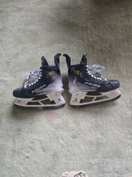 2024 Bauer Vapor Hyperlite 2 Hockey Skates Regular Width Size 4.5 (Used)
