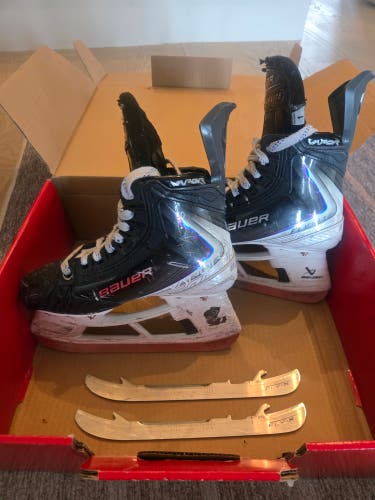 Black 2025 Bauer Vapor Flylite Hockey Skates Regular Width Size 1 (Used)