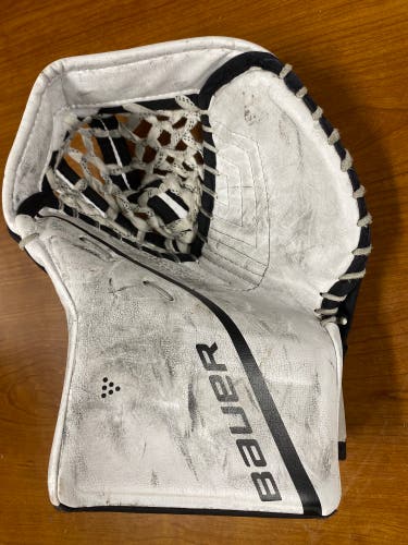 Youth Bauer Prodigy Goalie Glove Regular (Used)