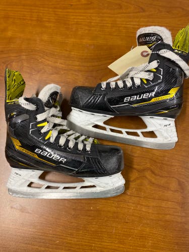 Youth Bauer Supreme M4 Hockey Skates Regular Width 13.5 (Used)