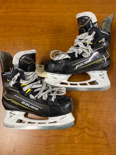 Junior Bauer Supreme M40 Hockey Skates Regular Width Size 3.5 (Used)