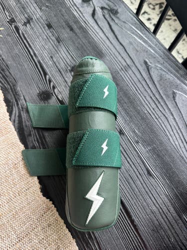 Brand New Bruce bolt 9in elbow guard