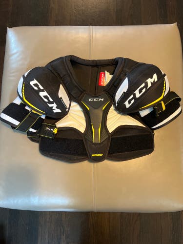 Medium Senior CCM Tacks 9060 Shoulder Pads (Used)