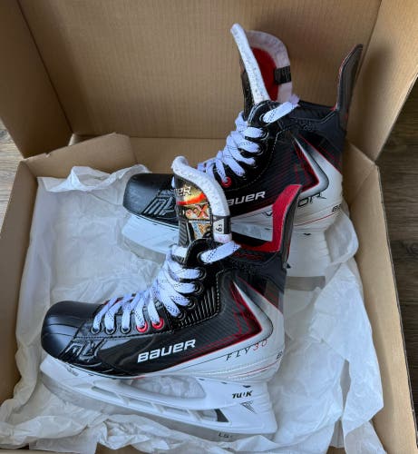 Black/White 2025 Bauer Vapor Fly30 Hockey Skates Regular Width 6.5 (Used)