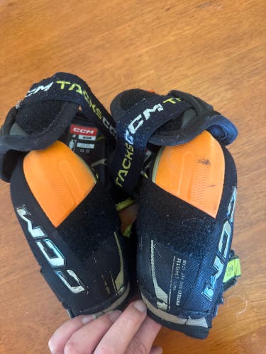 Junior Medium CCM Tacks Elbow Pads (Used)
