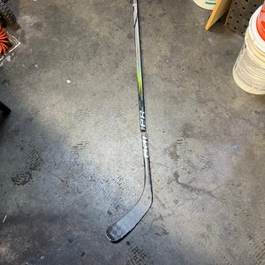 Broken Senior Bauer Vapor Hyperlite 2 Right Handed Hockey Stick P90TM 70 Flex (Used)