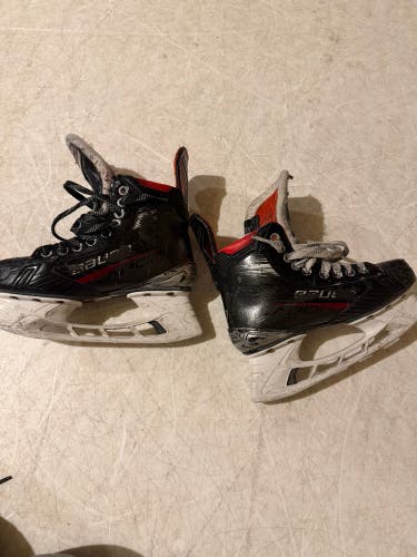 Black 2023 Bauer Vapor X4 Hockey Skates Regular Width Size 4 (Used)
