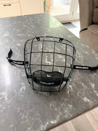 Medium Bauer True Vision Full Cage (barley used)