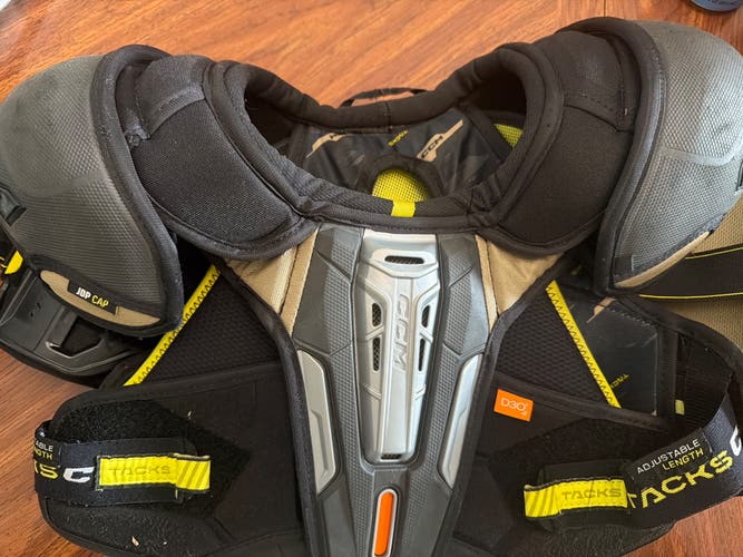 Junior Large CCM Tacks AS-V Shoulder Pads (Used)