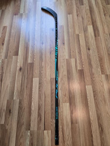 Senior Bauer Right Handed Hockey Stick P28 75 Flex (New)