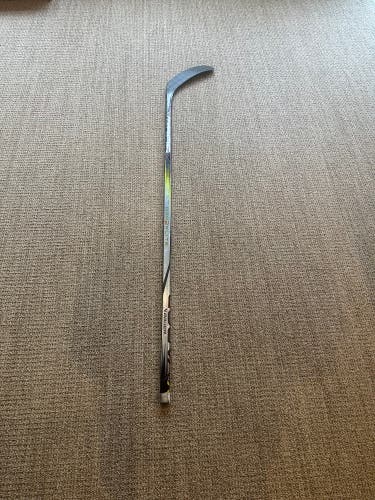 Intermediate Bauer Vapor Hyperlite 2 Left Hand Hockey Stick P92M 55 Flex (Used)