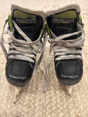 Bauer GSX Hockey Goalie Skates Regular Width Size 3.5 (Used)