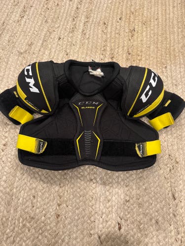 Medium Junior CCM Tacks Shoulder Pads (Used)