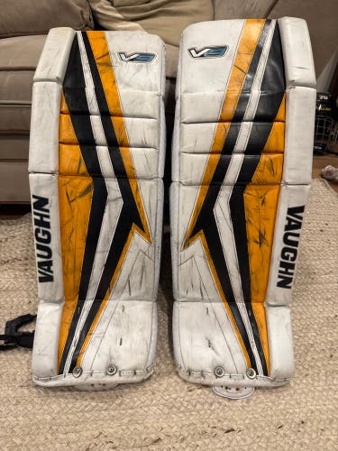 28" Vaughn Velocity V9 Goalie Leg Pads (Used)