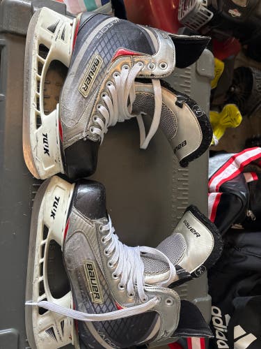 2011 Bauer Vapor X2.0 Hockey Skates 7.5 (Used)